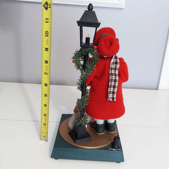 Vtg Dickens Collection Christmas Caroler Girl Musical Lighted Lamp Post Dog Cat - Picture 3 of 13